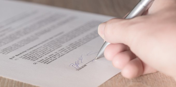 signing a rental contract in germany